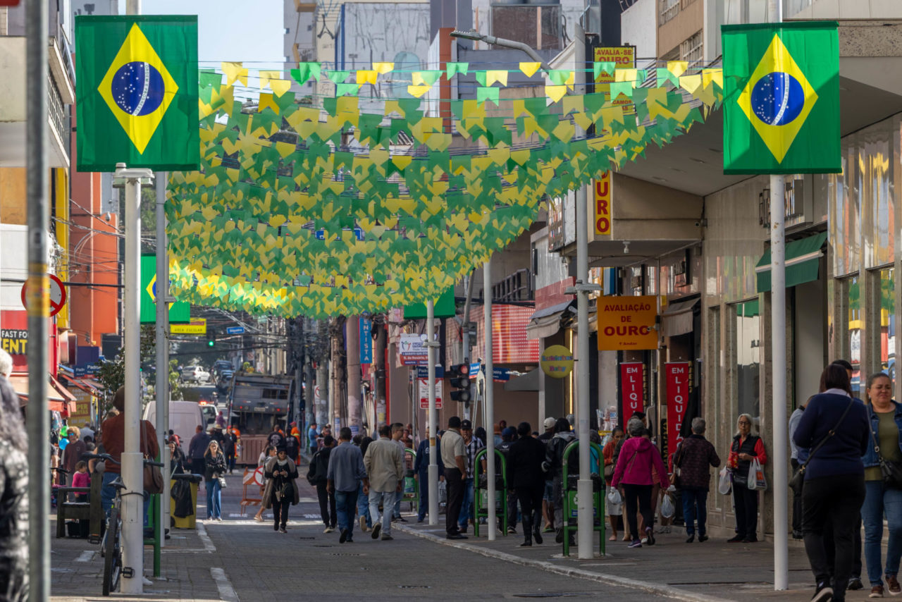 Centro de Jundiaí ganha decoração verde e amarela