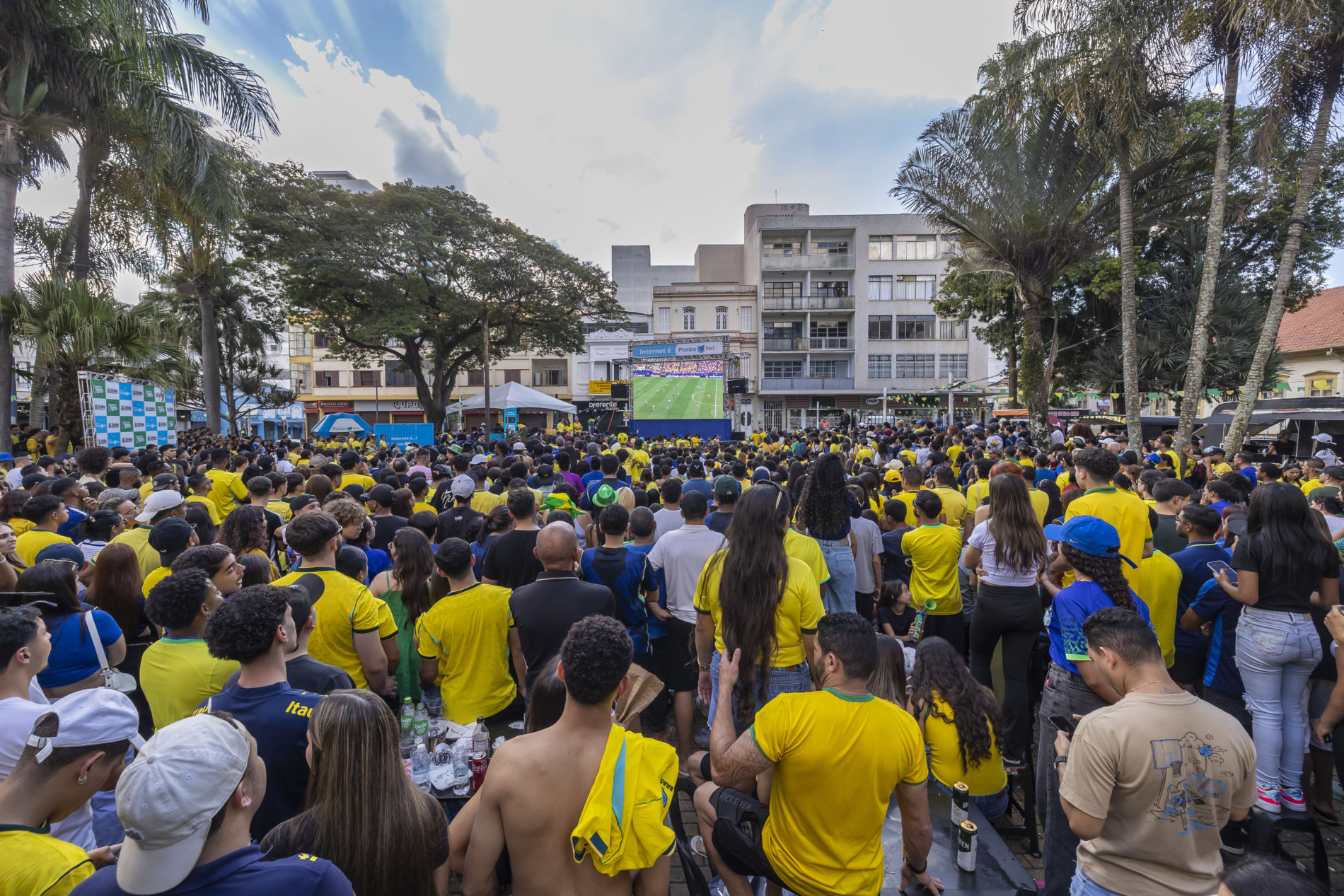 Brasil x Japão reúne mais de mil torcedores na Copa no Centro