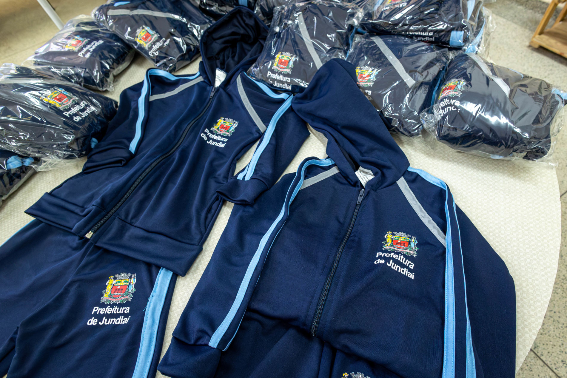 Uniformes escolares 2026: Jundiaí distribui kits para 30 mil alunos da rede municipal