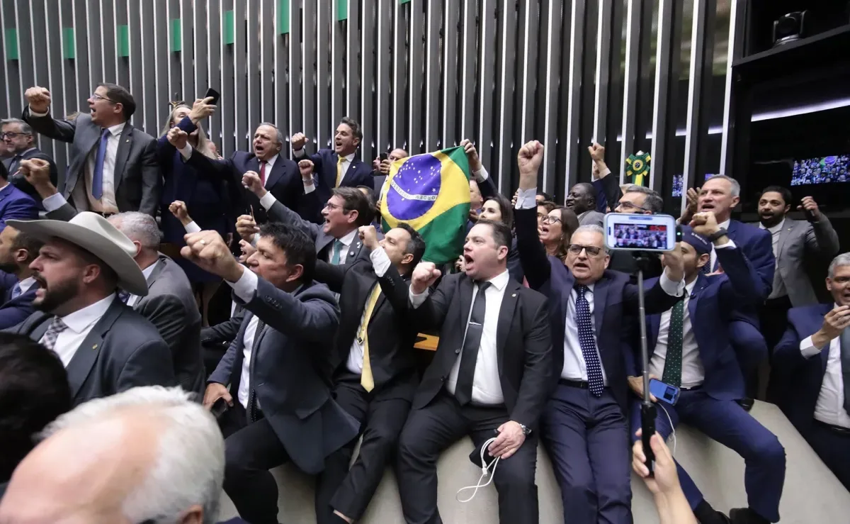 Anistia avança na Câmara em meio a tensão com o Planalto