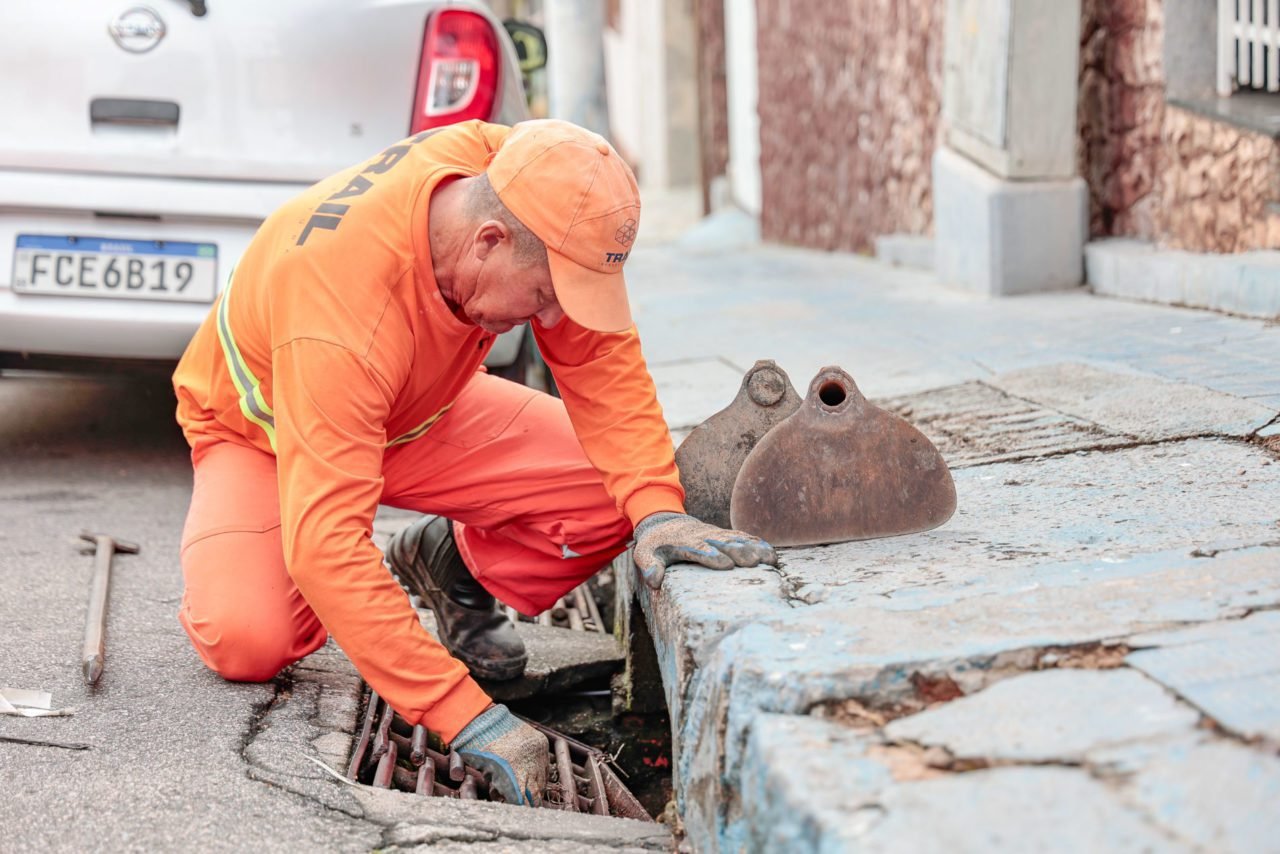 Jundiaí intensifica limpeza de bocas de lobo para prevenir alagamentos
